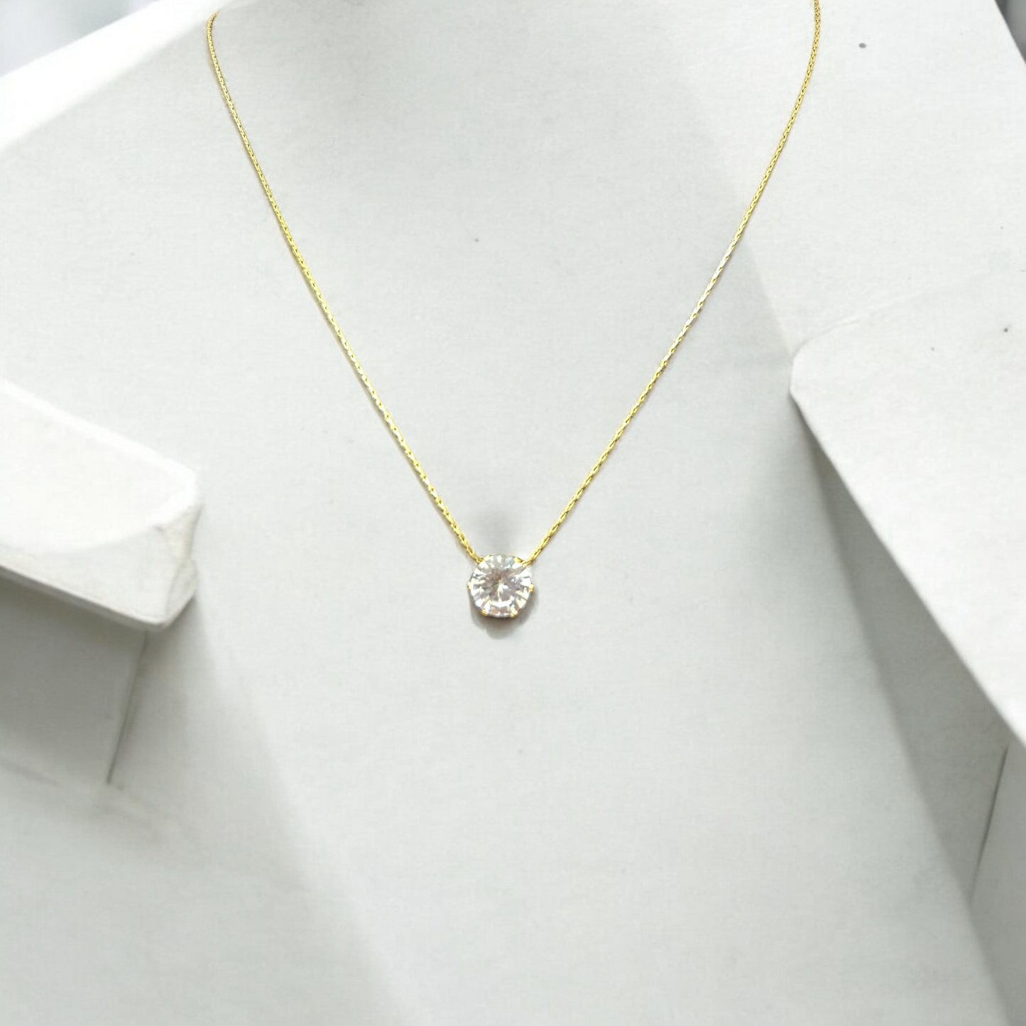 Royal Charm Pendant – Timeless, elegant gold pendant with refined detailing, perfect for all occasions.