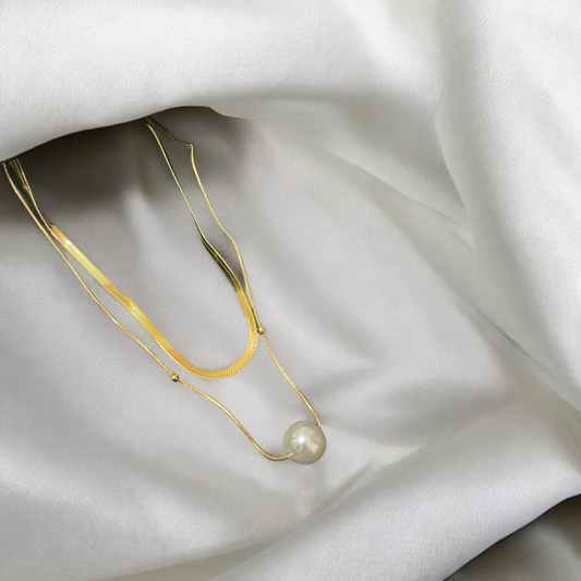 Gold-plated Snake Chain with Pearl Pendant from The Velvet Vanity – minimalistic and elegant jewelry for women.